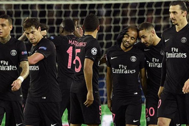 Para pemain PSG merayakan gol Lucas Moura ke gawang Shakhtar Donetsk pada laga Liga Champions di Parc des Princes, Selasa (8/12/2015). 