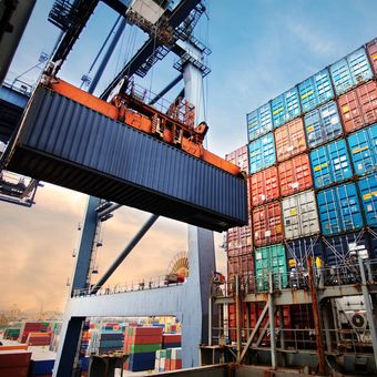 Ilustrasi ekspor atau bongkat muat di pelabuhan. 