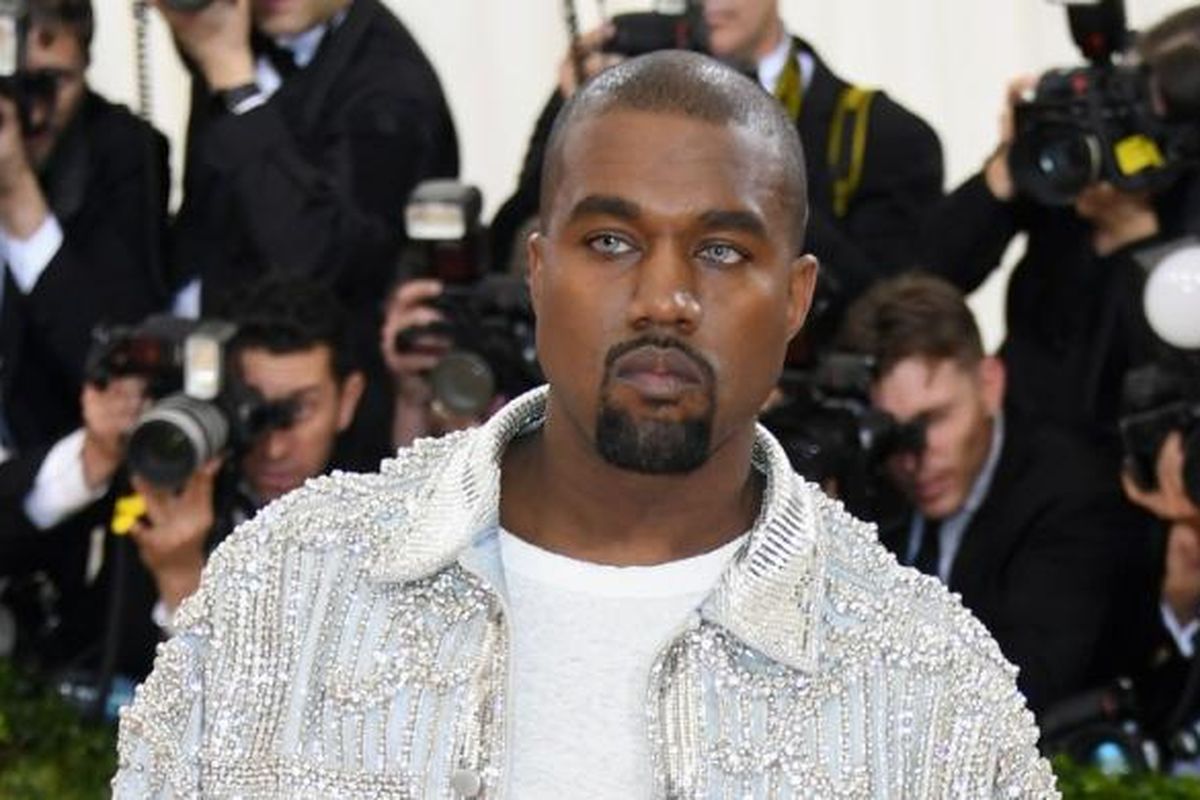 Kanye West menghadiri perhelatan Manus x Machina: Fashion In An Age Of Technology Costume Institute Gala atau yang biasa disebut Met Gala di Metropolitan Museum of Art, New York, Senin (2/5/2016). 