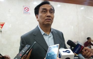Anggota Komisi I dari Fraksi PDI Perjuangan Effendi Simbolon di Kompleks Parlemen, Senayan Jakarta, Selasa (12/11/2019). 