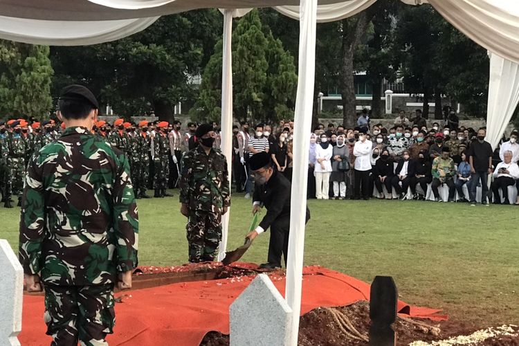 Menteri Sekretaris Negara (Mensesneg) RI Pratikno memimpin upaya pemakaman Menteri Pendayagunaan Aparatur Negara dan Reformasi Birokrasi (Menpan-RB) Tjahjo Kumolo.  Tjahjo dimakamkan di Taman Makam Pahlawan (TMP) Kalibata, Jakarta Selatan, Jumat (1/7/2022) sore. 