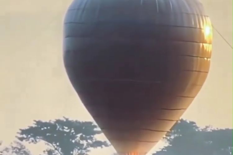 Sejumlah remaja di Desa Muneng, Kecamatan Balong, Kabupaten Ponorogo, Jawa Timur nampak menyalakan petasan agar balon udara dapat terbang. Kejadian pada Senin (13/5/2024) ini menyebabkan empat orang terluka.