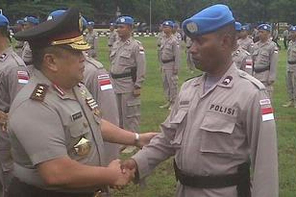 Wakapolri Komjen Jusuf Manggabarani memberikan salam komando kepada para personel Polri yang akan dikirimkan ke Dafur, sudan pagi tadi saat upacara pelepasan di Lapangan Bhayangkari pagi tadi (13/10/2010). Pasukan yang tergabung dalam Kontingen Garuda Bhayangkara ini akan bertugas dalam misi perdamaian di bawah komando UNAMID. Mereka akan bertugas hingga Oktober tahun depan 