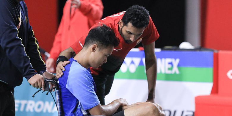 Tunggal putra Indonesia, Christian Adinata, saat berada di kursi roda seusai mengalami cedera dalam pertandingan melawan wakil India, Prannoy H.S, di semifinal Malaysia Masters 2023 pada Sabtu (27/5/2023).