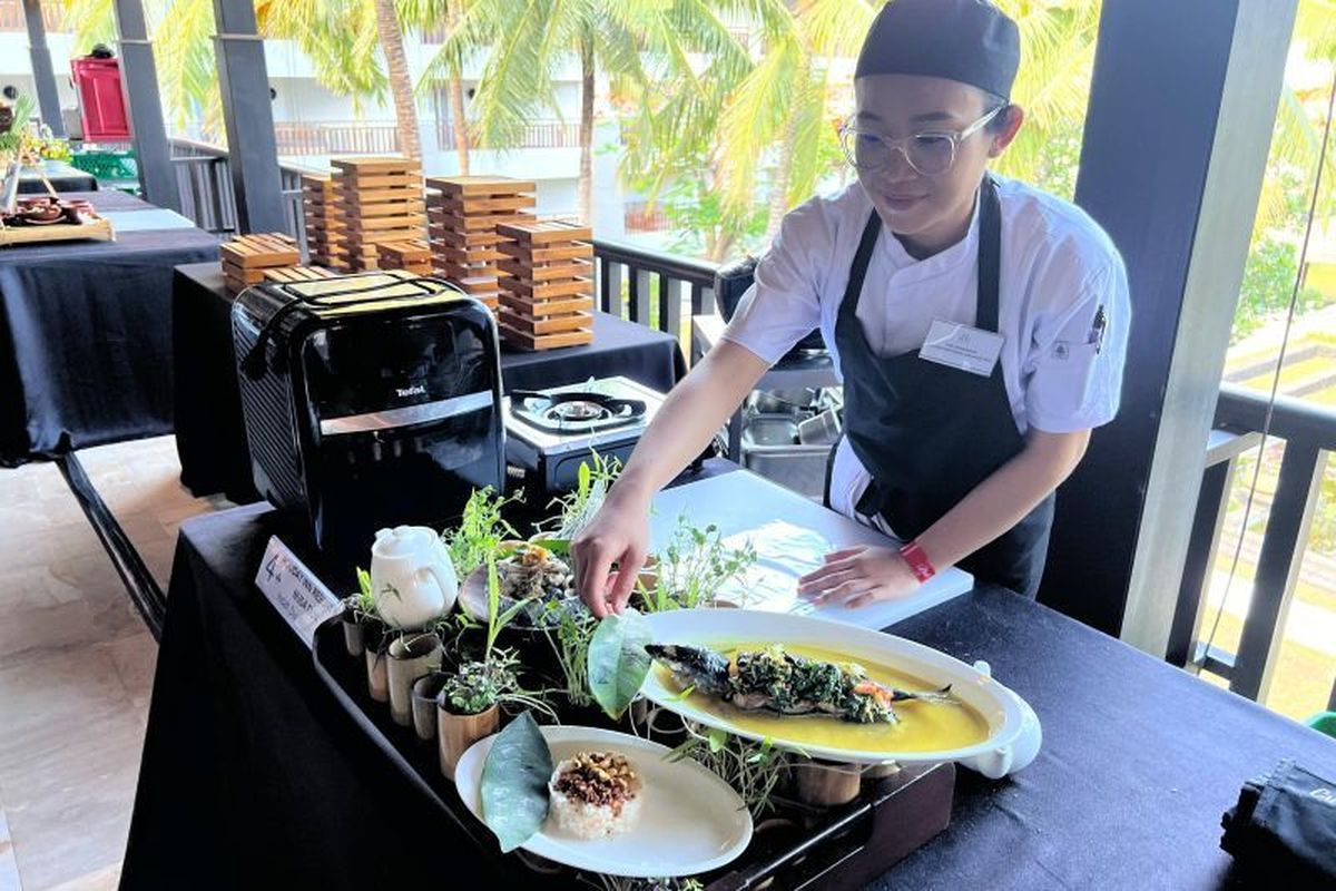 Seorang koki menyajikan hidangan Nusantara dengan bahan-bahan lokal dalam rangkaian Festival Makanan Berkelanjutan 2024 yang diselenggarakan di Badung, Bali, Rabu (30/9/2024). 