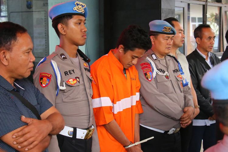 Pelaku penculikan anak berusia 4 tahun di Kecamatan Dau, Kabupaten Malang saat digelandang di kantor polisi, Kamis (22/5/2025).