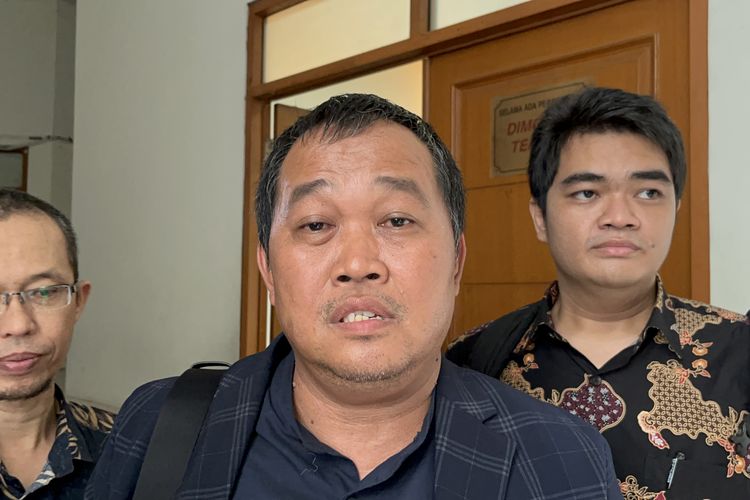 Koordinator Perkumpulan Masyarakat Anti-Korupsi Indonesia (MAKI) Boyamin Saiman saat ditemui di Pengadilan Negeri (PN) Jakarta Selatan, Senin (27/3/2023).