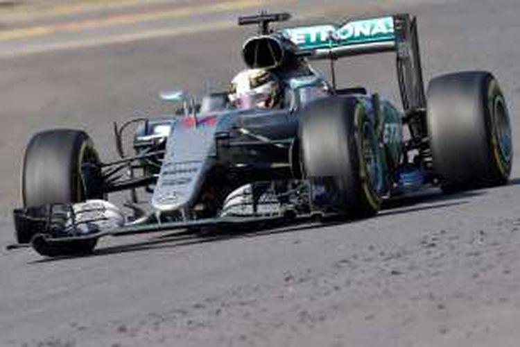 Pebalap Mercedes asal Inggris, Lewis Hamilton.