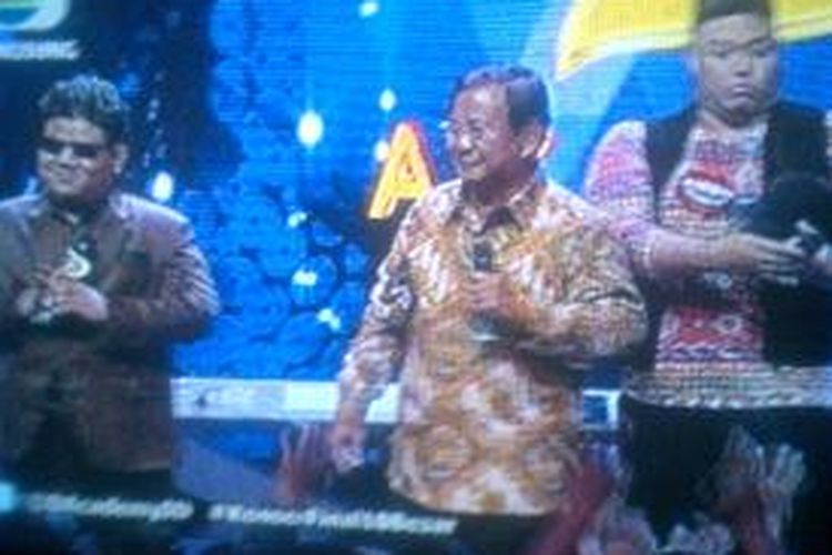 Prabowo Subianto berjoget bersama kontestan. Ia menjadi juri kehormatan dalam acara kontes dangdut di stasiun TV swasta, Jumat (4/4/2014).