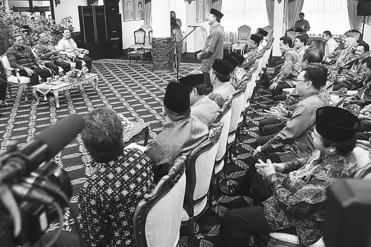 Presiden Susilo Bambang Yudhoyono didampingi Menteri Sekretaris Negara Sudi Silalahi, Menteri Koordinator Politik, Hukum, dan Keamanan Djoko Suyanto, serta Sekretaris Kabinet Dipo Alam, Rabu (22/6), menerima kunjungan Ketua Umum Partai Persatuan Pembangunan (PPP) Suryadharma Ali (berdiri) dan pengurus PPP di Wisma Negara, Kompleks Istana Presiden, Jakarta.