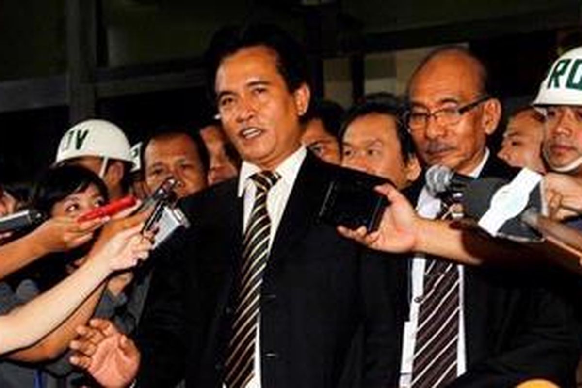 Mantan Menteri Kehakiman dan Hak Asasi Manusia, Yusril Ihza Mahendra keluar dari Kejaksaan Agung, usai menjalani pemeriksaan, Senin (12/7/2010). Yusril diperiksa Kejaksaan Agung sebagai tersangka dugaan korupsi Sistem Administrasi Badan Hukum (Sisminbakum). 