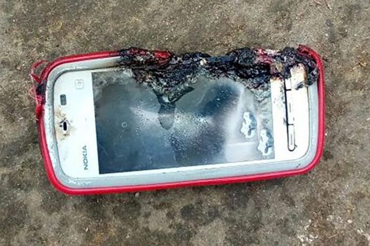 Ponsle Nokia 5233 yang meledak di tangan seorang remaja putri asal India.