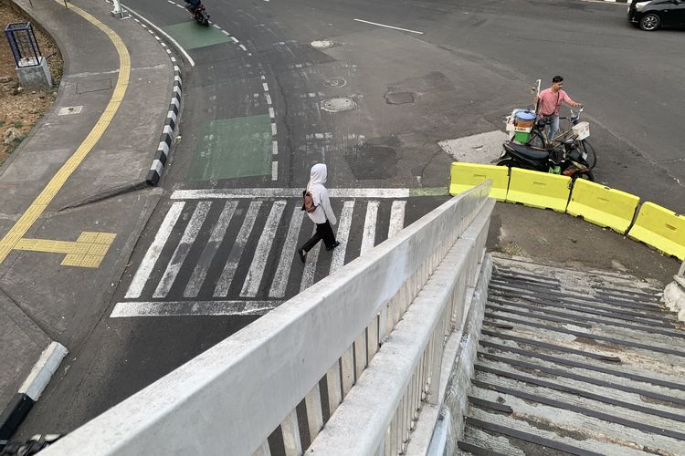 Tangga JPO Cawang Jaktim di Tengah Jalan, Warga: Memang Agak Ajaib
