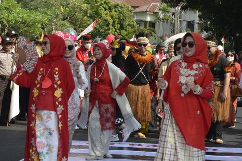 Lenggak-lenggok ala Citayam Fashion Week Warga Persada Raya di Bekasi