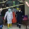 Pakai APD, Petugas Evakuasi Pasangan Suami Istri di Bekasi yang Ditemukan Meninggal di Rumahnya
