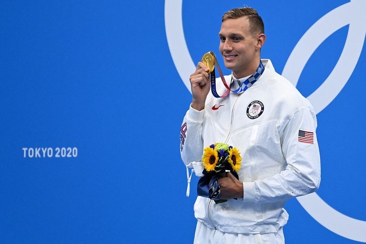 Perenang Amerika Serikat Caeleb Dressel saat meraih medali emas di nomor 100 meter gaya kupu-kupu putra Olimpiade Tokyo 2020.