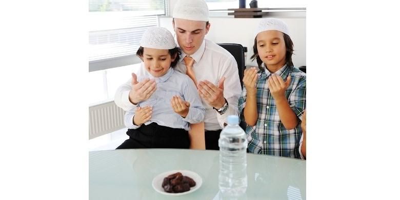 Atur pola makan sahur dan berbuka yang tepat agar tubuh tetap ternutrisi selama puasa.