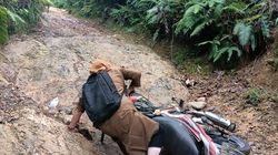 Menembus Jalan Terjal nan Licin ke Nenan, Perjuangan Ibu Ica Jadi Guru di Ujung Nagari...