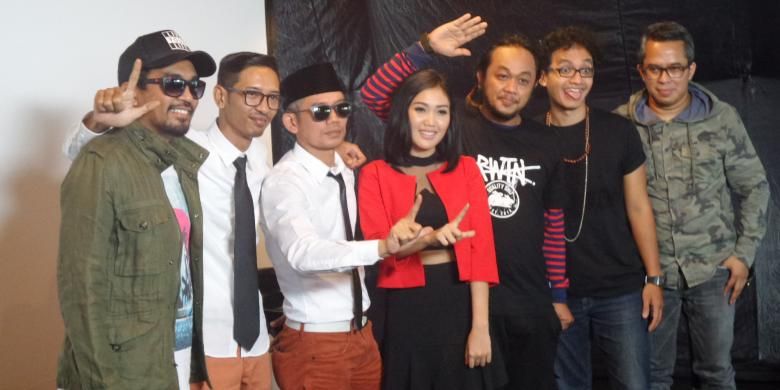 Libertaria, duo elektronika yang digawangi oleh Kill the Dj (Marzuki Mohamad) dan Balance meluncurkan album bertajuk Kewer-Kewer, di Rolling Stone Cafe, Ampera Raya, Jakarta Selatan,Rabu (18/5/2016).