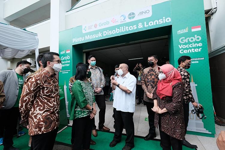 Pakualam X bersama Managing Director Grab Indonesia Neneng Goenadi meninjau Grab Vaccine Center Yogyakarta. 