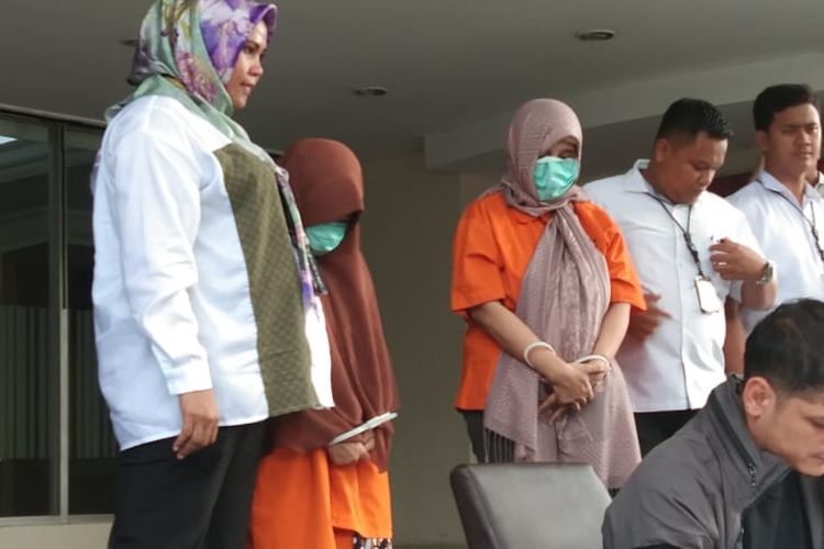 Dua tersangka kasus penipuan jual beli rumah (berbaju oranye) diperlihatkan kepada wartawan saat konferensi pers di Polda Metro Jaya, Jakarta Selatan, Senin (4/11/2019).