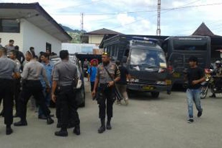 Aparat Polres Pulau Ambon dan Pulau-Pulau Lease saat menggiring sejumlah pendukung RMS ke mobil tahanan untuk dibawa ke Polda Maluku. para pendukung RMS berjumlah 10 ditangkap polisi saat hendak berkonvoi dan merayakan HUT RMS di kawasan Rehoboth Wainitu Ambon, Jumat (25/4/2014) pagi tadi