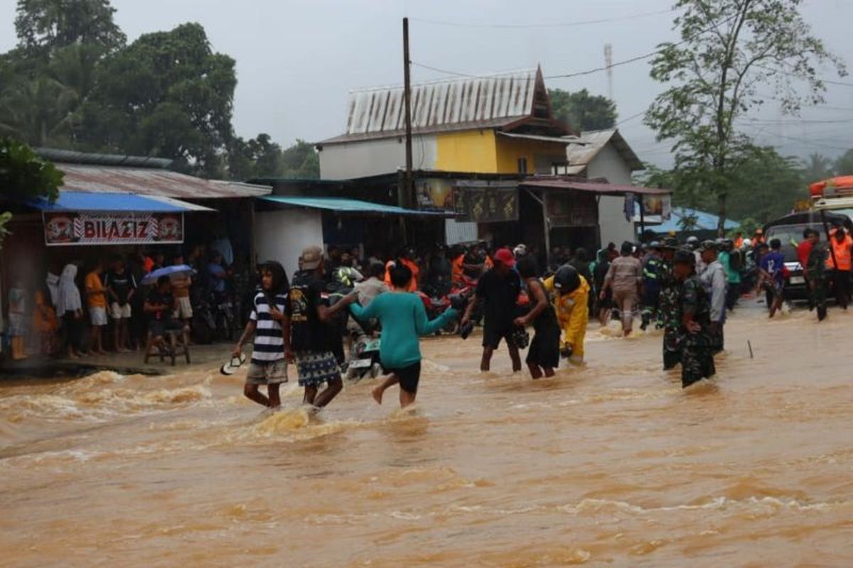 Foto tertanggal Rabu (24/7/2024) yang menujukkan banjir menerjang Kabupaten Halmahera Tengah, Provinsi Maluku Utara.