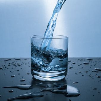 Ilustrasi air minum.