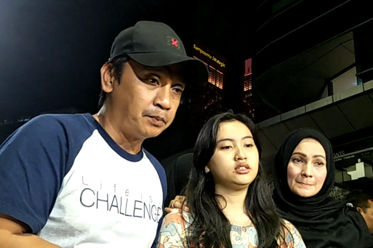 Keponakam Dewi Perssik Lebby Wilayati (tengah) dan kakak Dewi Masbin Muhammad (kiri) saat ditemui di Rumah Sakit MRCCC Siloam Semanggi, Jakarta Selatan, Minggu (9/6/2019).