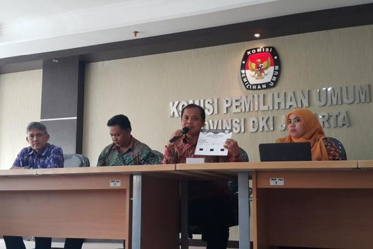 Ketua KPU DKI Jakarta Sumarno menunjukkan template khusus surat suara yang akan digunakan bagi pemilih penyandang tunanetra di Kantor KPU DKI, Jalan Salemba Raya, Jakarta Pusat, Rabu (11/1/2017).