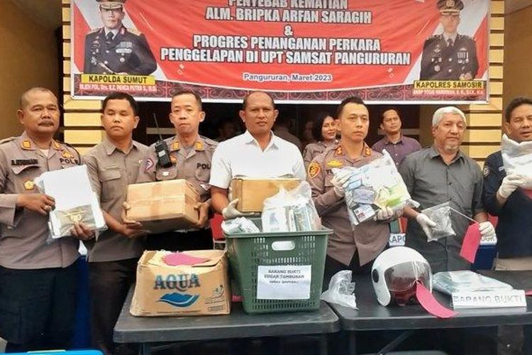 Kapolres Samosir AKBP Yogie Hardimanmenunjukkan barang bukti penggelapan wajib pajak saat temu pers di Mapolres Samosir Selasa (14/3/2023). 