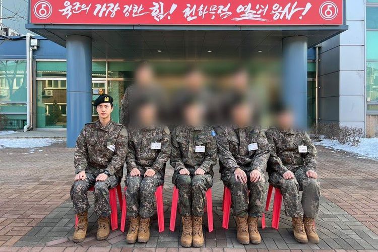 Jin BTS (duduk, kiri) bersama para peserta wajib militer saat menjalani pelatihan.