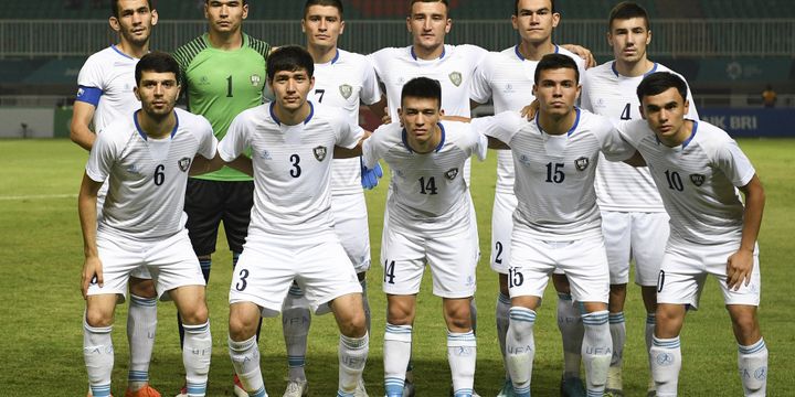 Tim sepak bola Uzbekistan pada sesi foto sebelum bertanding melawan tim sepak bola Thailand dalam penyisihan grup B Asian Games ke-18 di Stadion Pakansari, Bogor, Minggu (19/8/2018). 