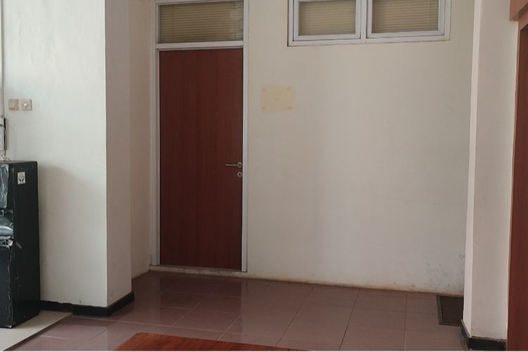 Kantor Wakil Bupati Indramayu tampak sepi pada Senin (20/2/2022) petang. Ruang kerja ini berjarak beberapa meter dari kantor Bupati Indramayu di gedung berbeda. Ruang ini menjadi ruang kerja Lucky Hakim sebagai Wakil Bupati Indramayu.