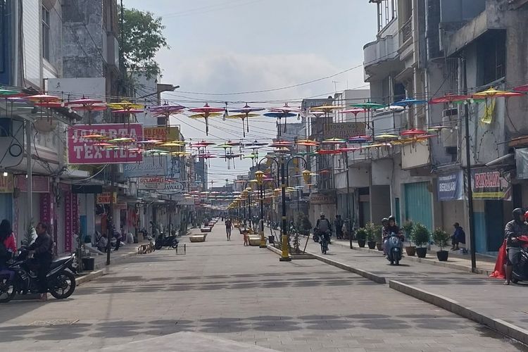 Kawasan pedestrian Jalan Cihideung disebut Braga-nya Kota Tasikmalaya proyeknya sudah hampir selesai dengan dihiasi ornamen payung geulis gantung dan jalan akses kendaraan sudah mulai terlihat lalu lalang sepeda motor pada Sabtu (5/11/2022).