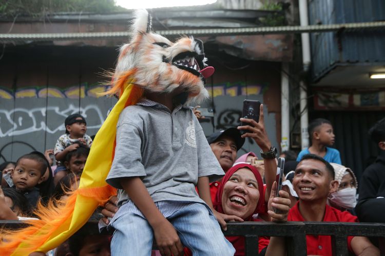 Antusias warga menyaksikan pawai seni budaya pada perayaan puncak Cap Go Meh Bogor Street Festival (CGM-BSF) 2023 di Jalan Suryakencana, Bogor Tengah, Kota Bogor, Minggu (5/2/2023). Atraksi seni budaya seperti Ogoh-ogoh dari Bali, Kendang Beleq dari Lombok, dan Bouraq dari Cirebon, Ondel-ondel Betawi, Reog Ponorogo, serta belasan pertunjukan dari sanggar kesenian dari Jawa Barat dan sekitarnya memeriahkan acara ini.