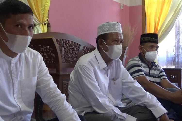 Ayah Almarhum Letkol Laut (E) Irfan Suri, Hasan Yacob (tengah) didampingi dua kakaknya, Akhyar Tarfi (Ujung kiri0 dan Letkol Muhammad Ridha (ujung kanan), dirumah duka keluarga di Gampong Lamlagang Banda Aceh.