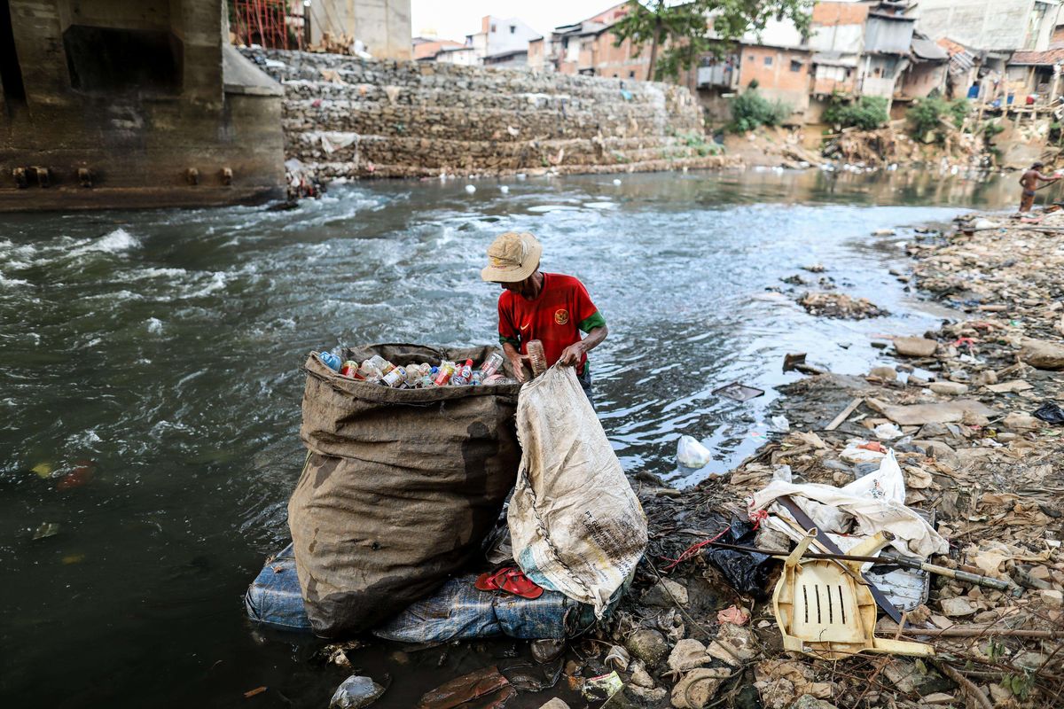 Warga beraktivitas di pemukiman padat penduduk di bantaran Sungai Ciliwung, Manggarai, Jakarta, Minggu (28/7/2019). Berdasarkan data Badan Pusat Statistik (BPS), angka kemiskinan Indonesia pada September 2020 mencapai 10,19 persen atau mencapai 27,55 juta penduduk.