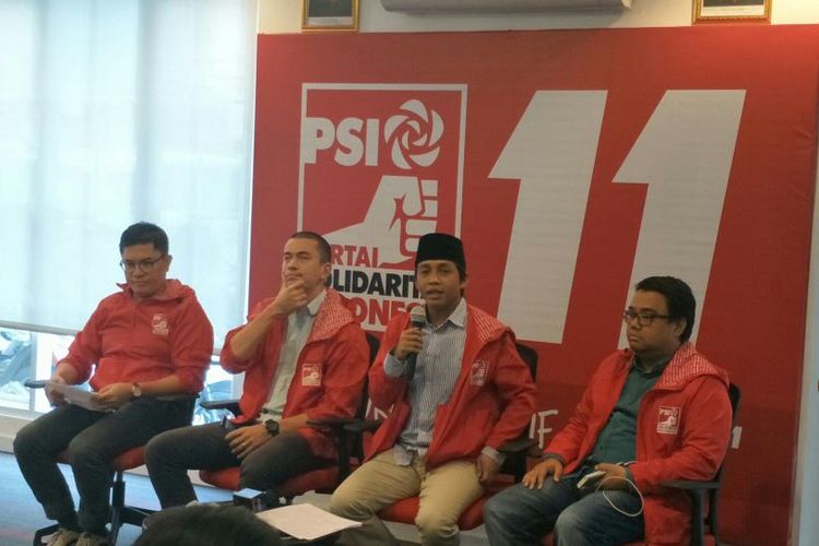 Sekjen PSI Raja Juli Antoni (kedua dari kanan) dalam konferensi pers di Kantor DPP PSI, Jakarta, Kamis (17/5/2018).