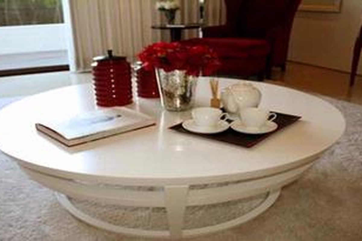 Coffe table berbentuk bulat di rumah contoh Graha Famili, Surabaya, Jawa Timur.  