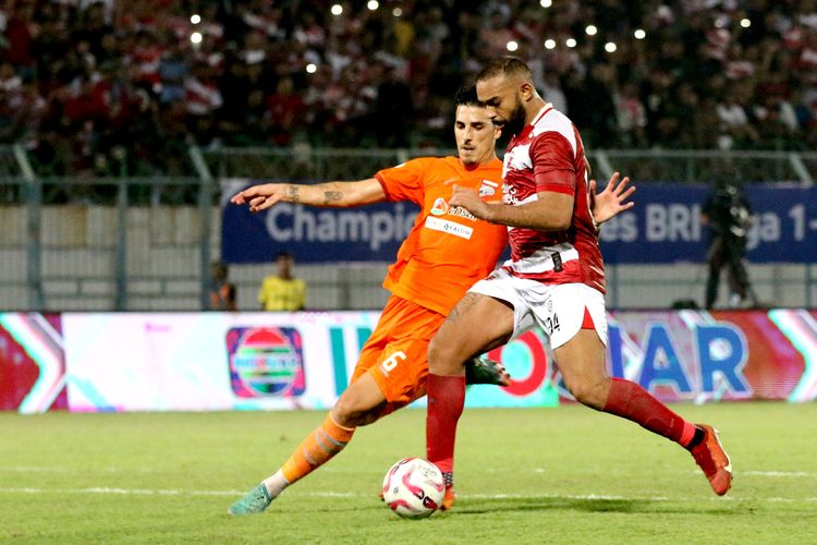 Pemain Madura United Dalberto Belo dijaga pemain Borneo FC Silverio saat laga leg pertama babak Championship Series Liga 1 2023-2024 yang berakhir dengan skor 1-0 di Stadion Gelora Bangkalan, Rabu (15/5/2024) malam.