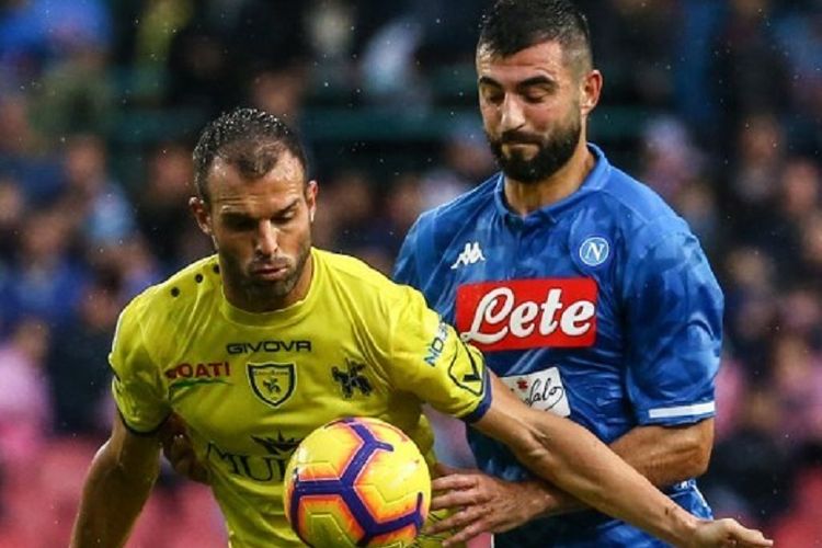 Riccardo Meggiorini menahan Raul Albiol pada pertandingan Napoli vs Chievo Verona di San Paolo dalam lanjutan Liga Italia, 25 November 2018. 