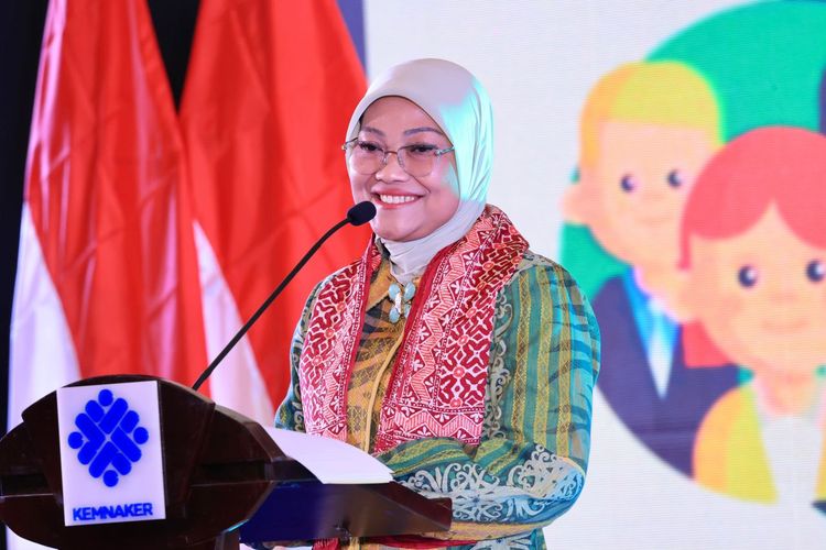 Menteri Ketenagakerjaan (Menaker) Ida Fauziyah saat memberikan sambutan di acara pembukaan Kegiatan Evaluasi Program Desmigratif Tahun 2024, di Jakarta, Senin (20/5/2024) malam.
