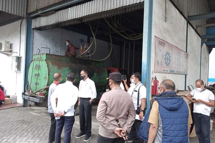 Satgas Pangan Mabes Polri dan Polda Sulsel mengungkap kasus penyelewengan alokasi minyak goreng curah yang dilakukan PT Smart di area Pelabuhan Soekarno Hatta, Makassar.