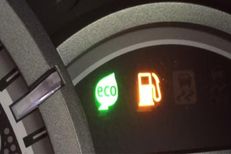 Lampu Indikator Bensin Menyala, Sisa Berapa Liter di Tangki?