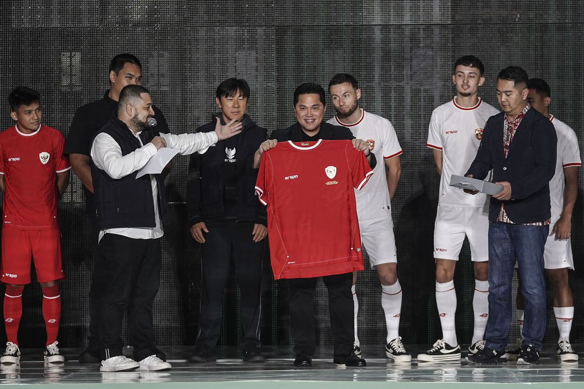 Pendiri Erspo Muhammad Sadad (kedua kiri) menyerahkan jersey baru tim nasional Indonesia kepada Ketum PSSI Erick Thohir (tengah) saat peluncuran di Bengkel Space, SCBD, Jakarta, Senin (18/3/2024). Erspo meluncurkan jersey tim nasional Indonesia yang akan digunakan skuad garuda dalam berkiprah di sejumlah kompetisi di antaranya Kualifikasi Piala Dunia 2026, Piala Asia U-23 hingga Piala AFF U-17. ANTARA FOTO/Dhemas Reviyanto/Spt.