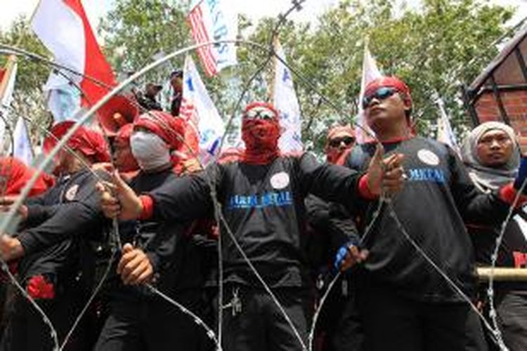 Buruh dari berbagai elemen melakukan aksi unjuk rasa di kawasan Istana Negara, Jakarta, Senin (1/9/2015).