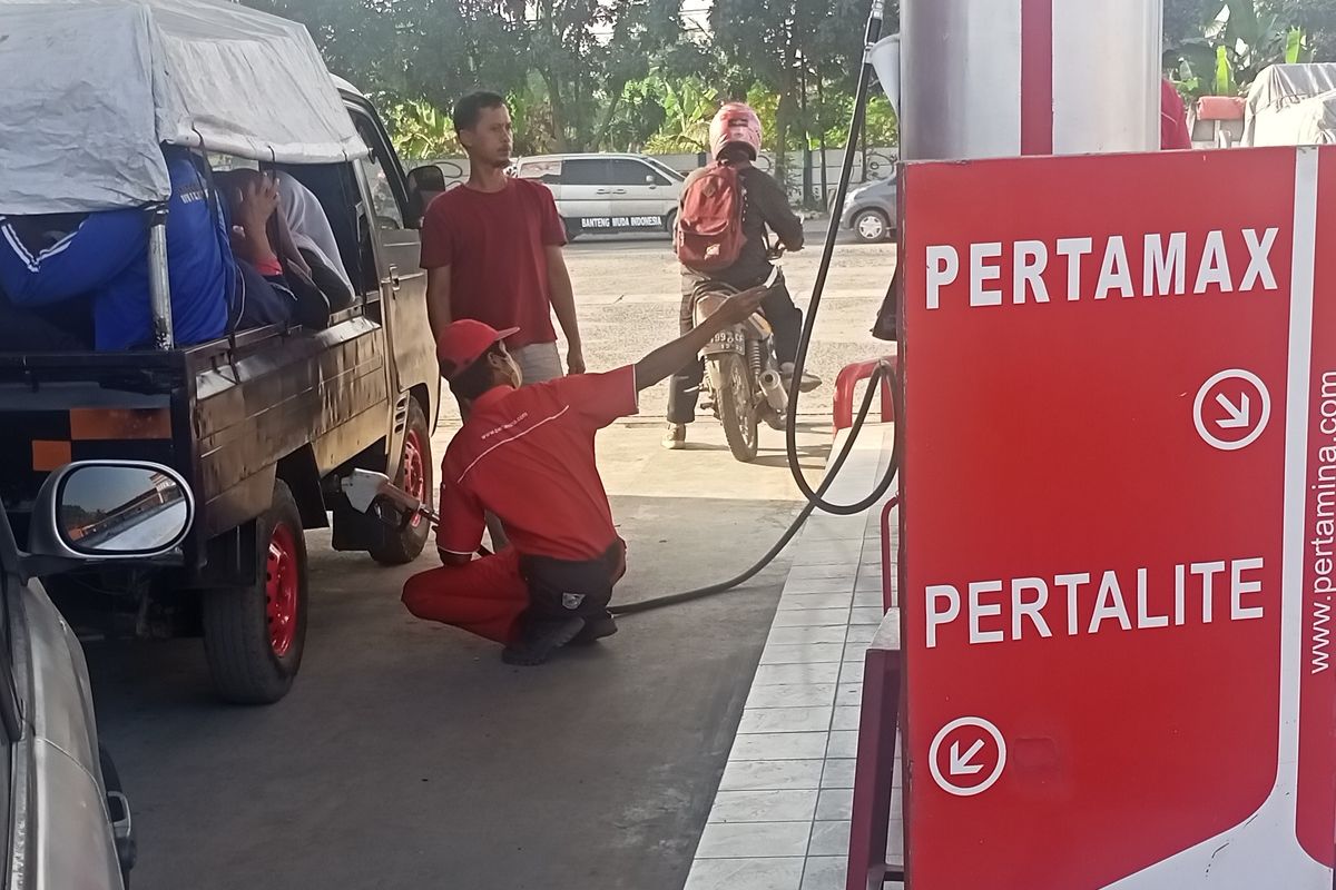 Penerapan pembelian BBM jenis pertalite dan solar bersubsidi melalui Mypertamina masih menuai pro kontra, tak sedikit yang mengeluhkan adanya aplikasi tersebut, di Kabupaten Bandung, supir angkut mengeluhkan hal tersebut.