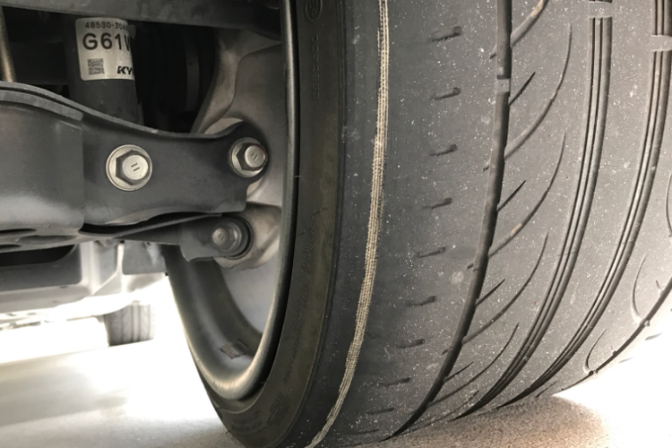 Ilustrasi ban mobil sudah aus