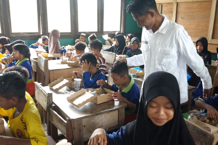 Pemberian makanan gratis bagi anak.